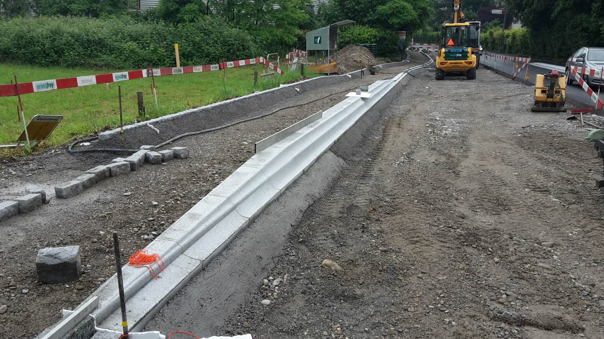 Strassen- & Tiefbau | Sanierung Teilstück Fahrbahn & Trottoir | Eine Erfolgsgeschichte der Ernst Frey AG: Die sorgfältige Sanierung der stark befahrenen Talstrasse in Arlesheim. Hier können Sie diese im Detail nachlesen.