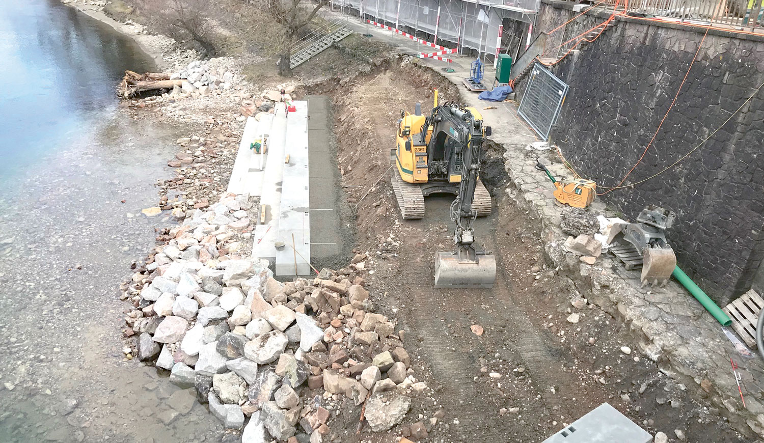 Strassen- & Tiefbau | Erd- & Wasserbau | Wegsanierung | Eine Erfolgsgeschichte der Ernst Frey AG: In Stein haben wir einen Teil des Rheinuferwegs saniert und unterhalb der Zollholzbrücke eine Sitztreppe angebracht.