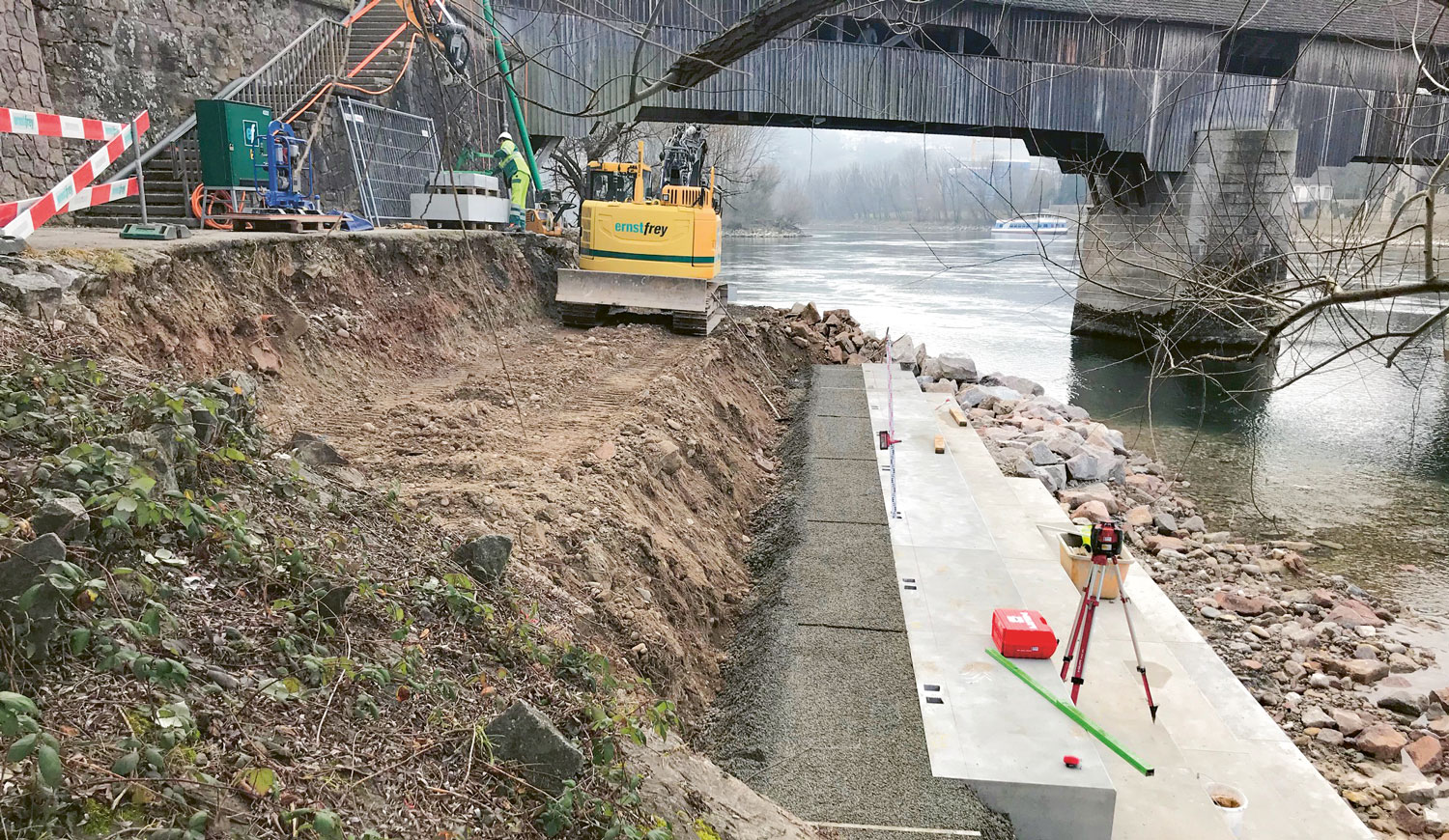 Strassen- & Tiefbau | Erd- & Wasserbau | Wegsanierung | Eine Erfolgsgeschichte der Ernst Frey AG: In Stein haben wir einen Teil des Rheinuferwegs saniert und unterhalb der Zollholzbrücke eine Sitztreppe angebracht.
