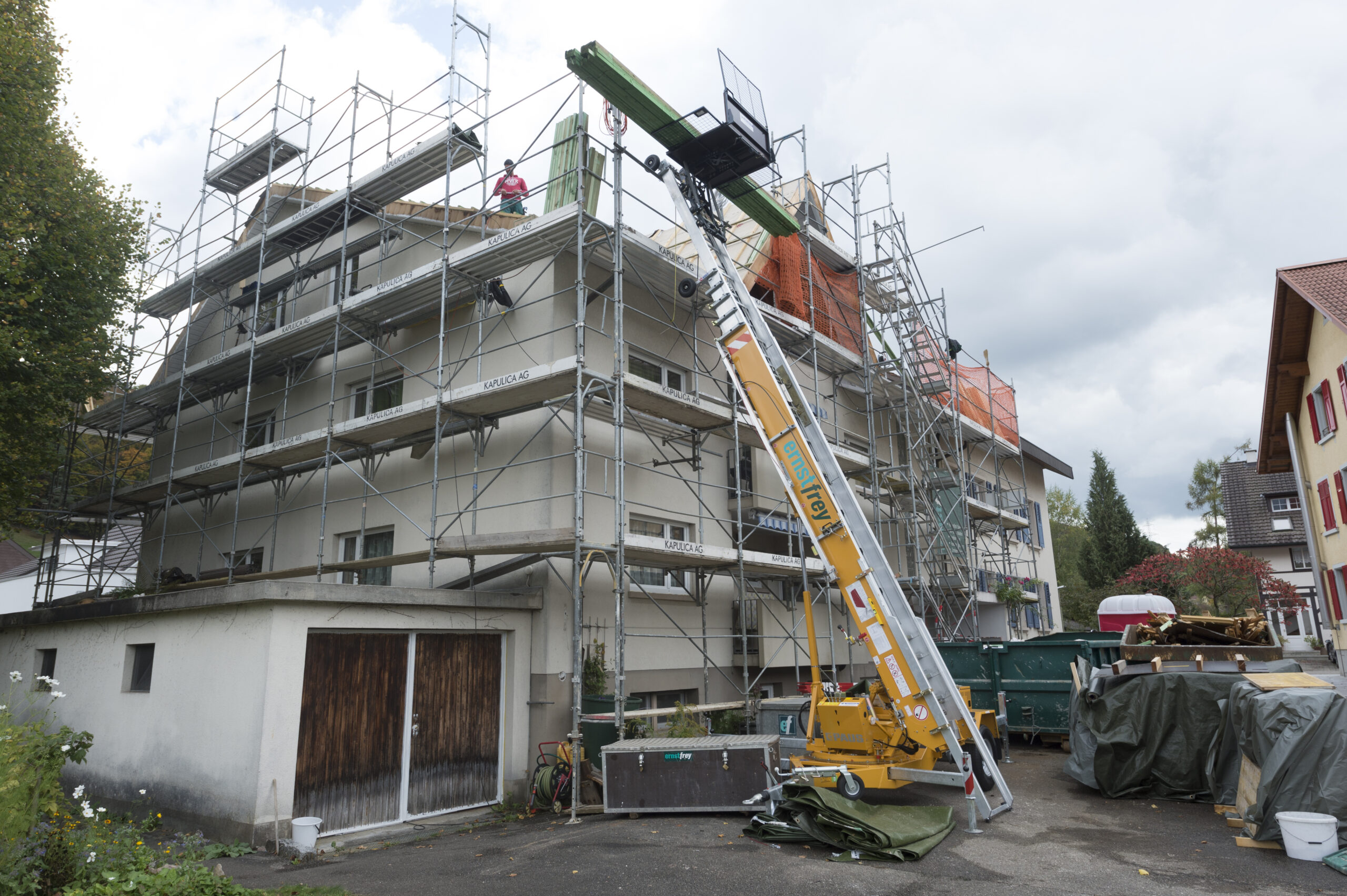 Umbau und Sanierung Mehrfamilienhaus | Ernst Frey AG | Eine Erfolgsgeschichte unseres Bauunternehmens: Renovierungsarbeiten in einem bewohnten Mehrfamilienhaus, inklusive Fassadensanierung. Erfahren Sie mehr darüber.