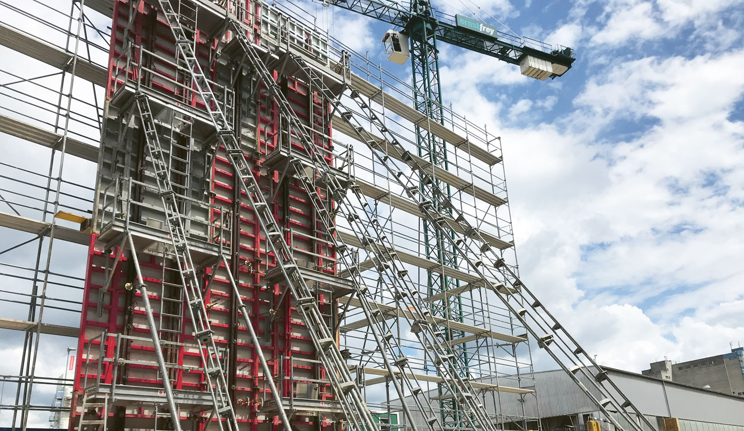 Hochbau| Industriegebäude | Wärmezentrale Kaiseraugst | Eine Erfolgsgeschichte der Ernst Frey AG: Im Auftrag der AEW Energie AG entstand ein Neubau, der 1700 Haushalte mit Wärme aus erneuerbarer Energie versorgt.