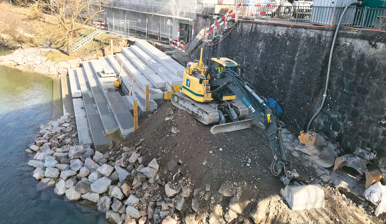 Strassen- & Tiefbau | Erd- & Wasserbau | Wegsanierung | Eine Erfolgsgeschichte der Ernst Frey AG: In Stein haben wir einen Teil des Rheinuferwegs saniert und unterhalb der Zollholzbrücke eine Sitztreppe angebracht.