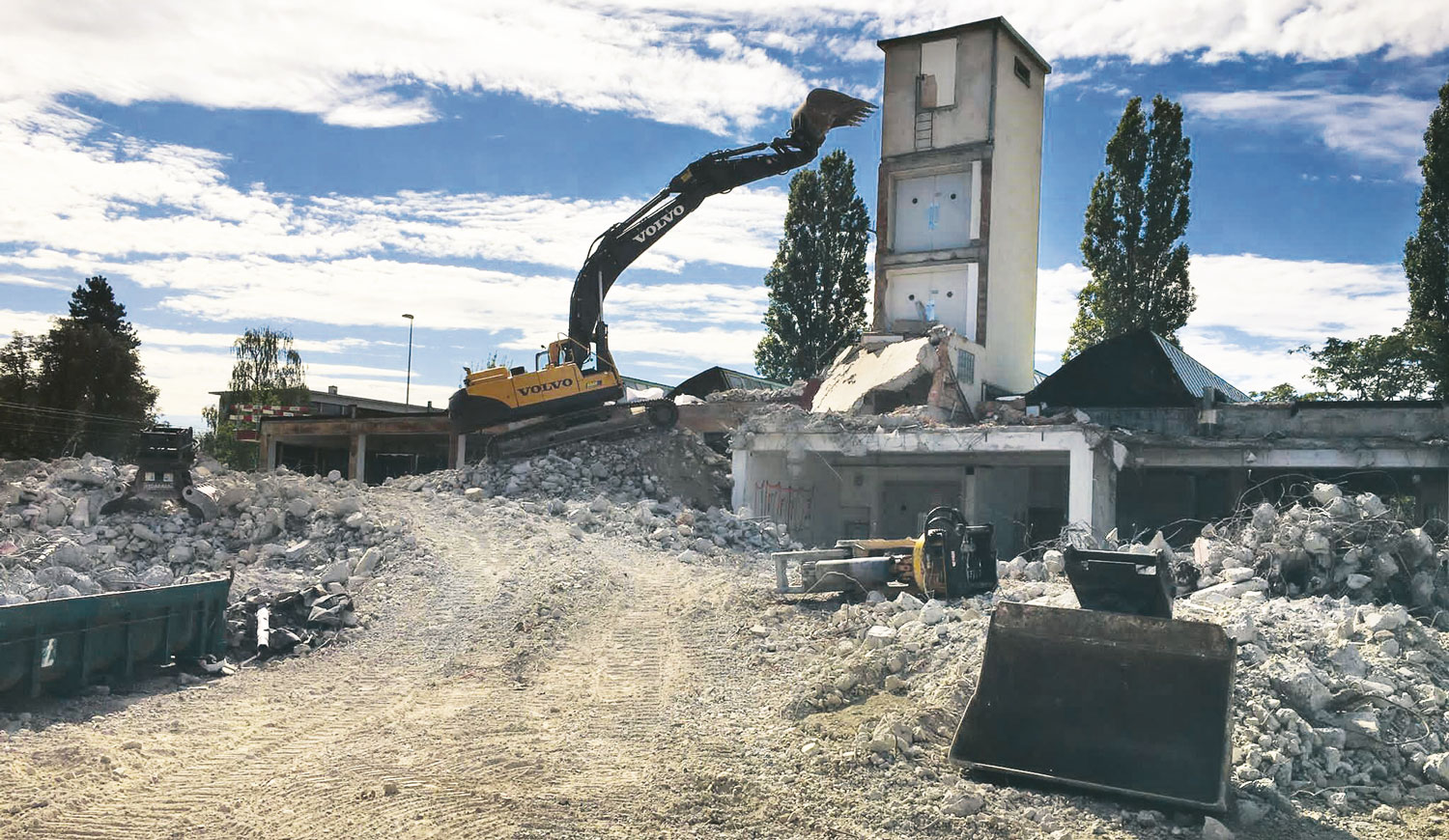 Umbau und Sanierung Plus | Abbruch & Schadstoffsanierung | Eine Erfolgsgeschichte der Ernst Frey AG: In Muttenz haben wir einen Gebäudeabbruch mit einer anspruchsvollen Schadstoffsanierung realisiert. Jetzt weiterlesen.