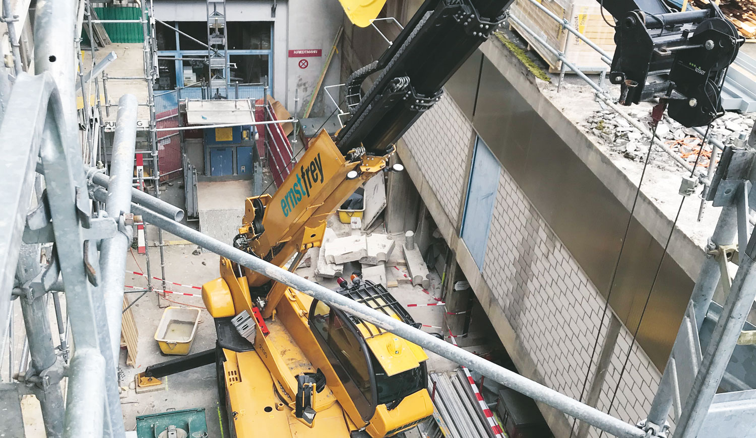 Umbau und Sanierung Plus | Holzbau, Dach- & Spenglerarbeiten | Eine Erfolgsgeschichte der Ernst Frey AG: Die Sanierung dreier Mehrfamilienhäuser, deren darin befindliche Ladengeschäfte den Betrieb stets aufrechterhielten.