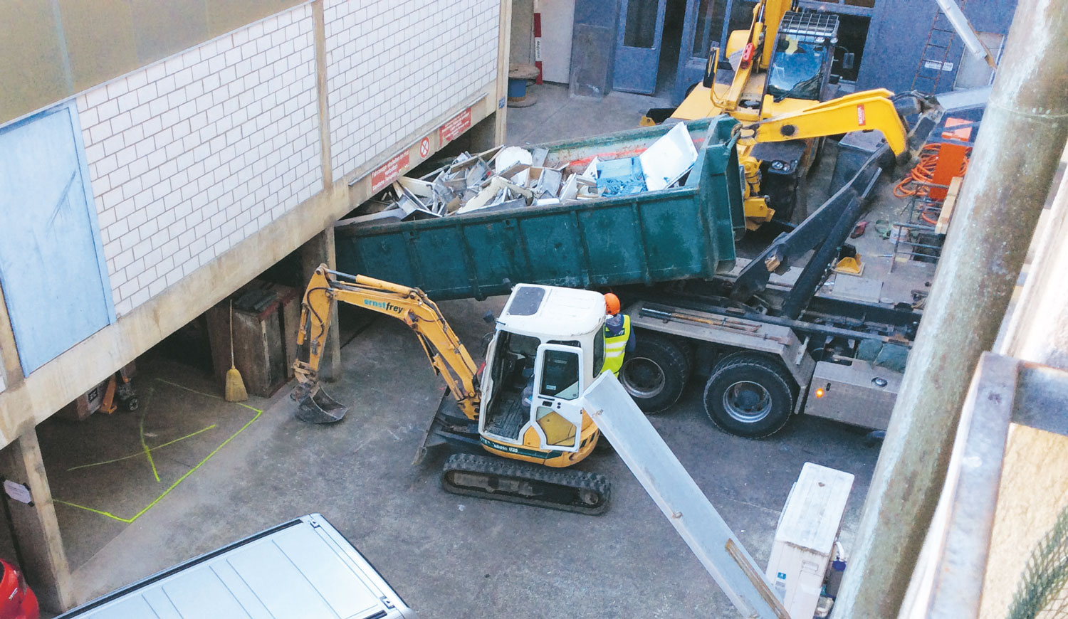 Umbau und Sanierung Plus | Holzbau, Dach- & Spenglerarbeiten | Eine Erfolgsgeschichte der Ernst Frey AG: Die Sanierung dreier Mehrfamilienhäuser, deren darin befindliche Ladengeschäfte den Betrieb stets aufrechterhielten.