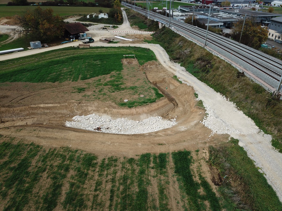 Strassen- und Tiefbau | Erschliessung mit Lärmschutzwand | Eine Erfolgsgeschichte der Ernst Frey AG: Strassenbauten, Fusswege, Sauber- und Schmutzwasserleitungen und Werkleitungen, alles aus einer Hand.
