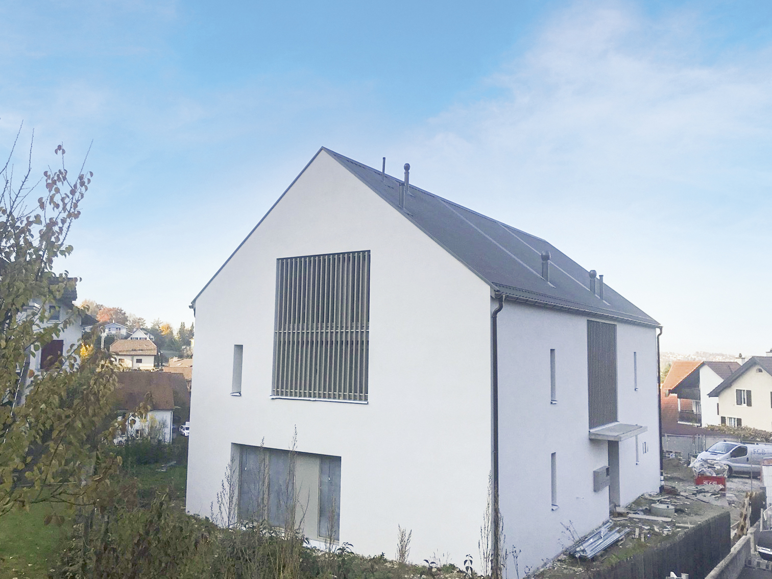 Ernst Frey, Umbau und Sanierung, 2021, Im Mühlegarten, Dachstuhl in Elementbauweise, Eindeckung mit Trapezblechbahnen, Blickschutz in Holz, Ettingen, im Mühlegarten